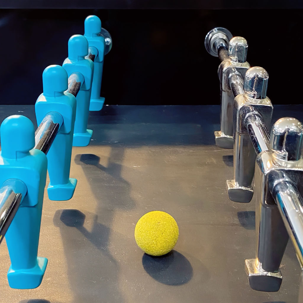 joueurs de babyfoot argent et turquoises